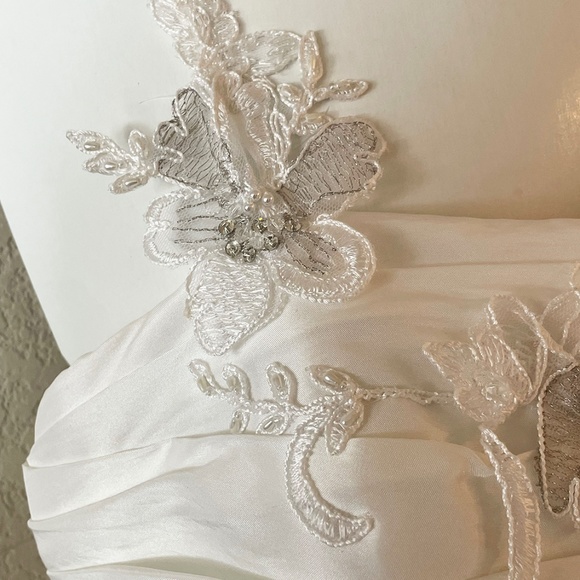 Demetrios Wedding Dress with Custom Straps Size 0 - Picture 6 of 7